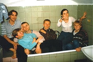 Skupinové foto ve vaně. (Michal, Katka, Ruda, Karel, xxx, Vašek)